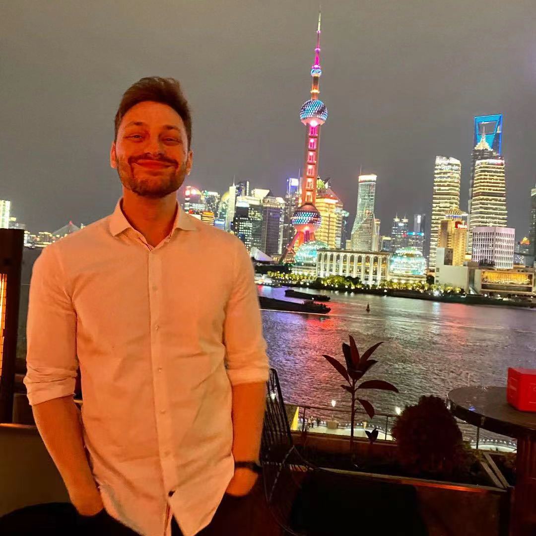 英国白人男外教Tom人在南京,上课时间和薪酬可详谈